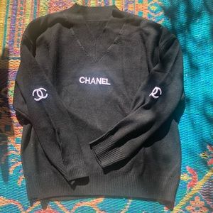 Black sweater Urban Outfitters DESIGNER LOGO